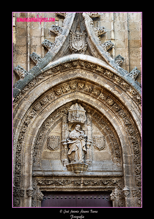 Tímpano de la portada del Evangelio de la Iglesia de San Miguel