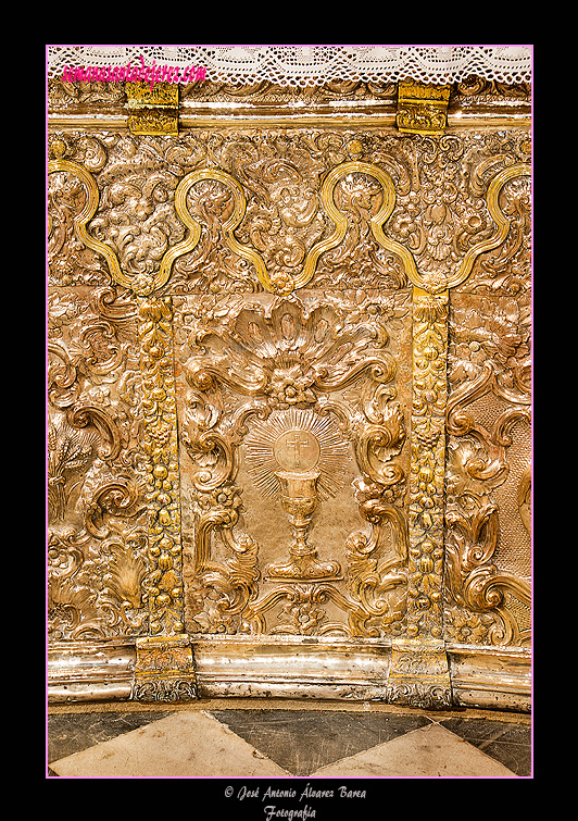 Cáliz con Sagrada Forma (Frontal de altar de plata del Sagrario - Iglesia de San Miguel)