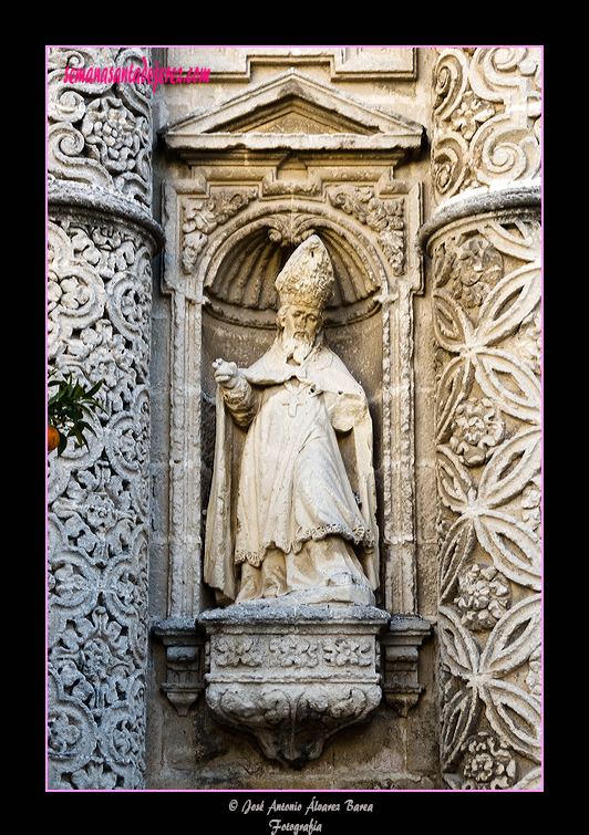San Ambrosio de Milán, en la hornacina inferior izquierda entre las columnas de orden gigantes (Portada Principal de la Iglesia de San Miguel)