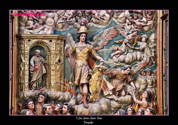 San Miguel ante la puerta del Cielo, ante la que se encuentra San Pedro (Retablo de Ánimas - Iglesia de San Miguel)