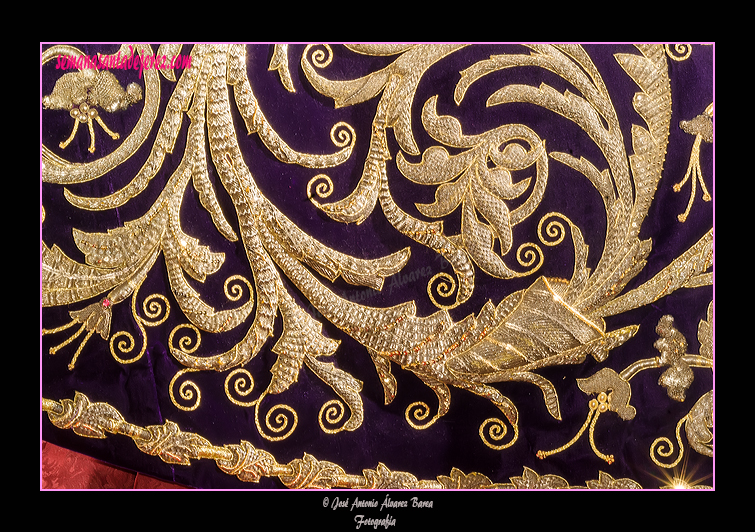 Detalle de los bordados del túnico de Nuestro Padre Jesús Nazareno
