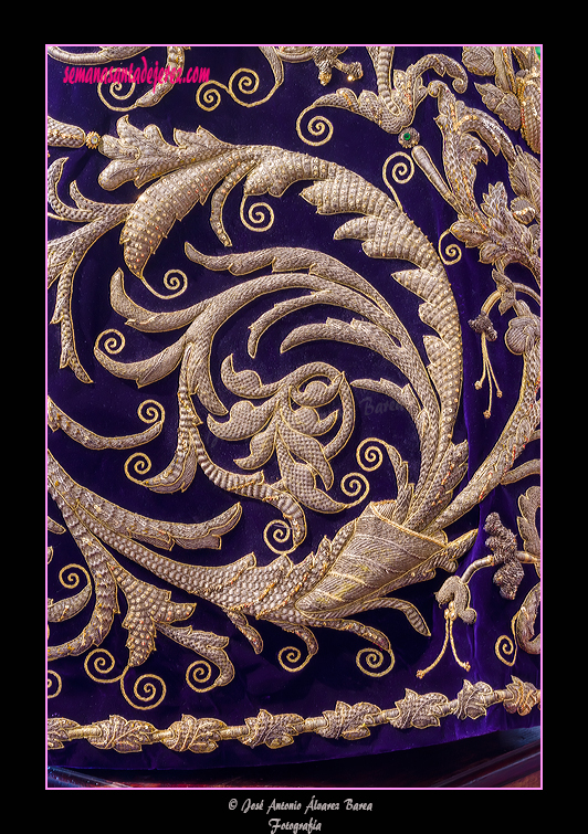 Detalle de los bordados del túnico de Nuestro Padre Jesús Nazareno