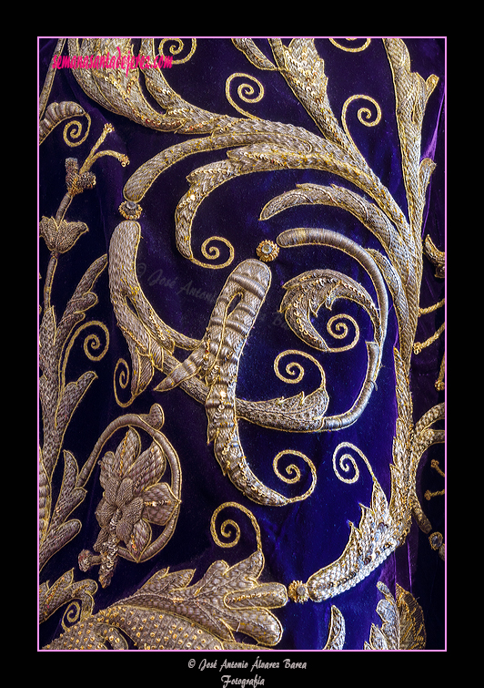 Detalle de los bordados del túnico de Nuestro Padre Jesús Nazareno