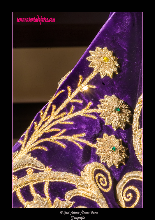 Detalle de los bordados del túnico de Nuestro Padre Jesús Nazareno