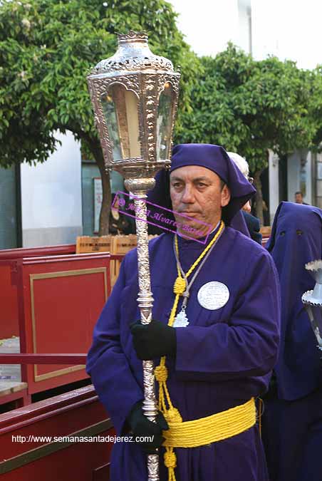 Farol que acompaña a la Cruz de Guía de la Hermandad del Nazareno. Antiguamente procesionaba en el Paso de Misterio