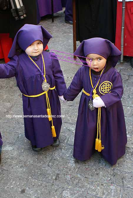 Pequeños nazarenos de la Hermandad del Nazareno