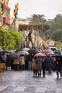 El Paso de Palio de Nuestra Madre y Señora del Traspaso recogiéndose bajo la lluvia en la capilla de San Juan de Letrán