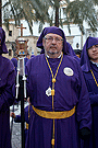 Nazareno portando la reliquia de San Juan Grande de la Hermandad de Jesús Nazareno