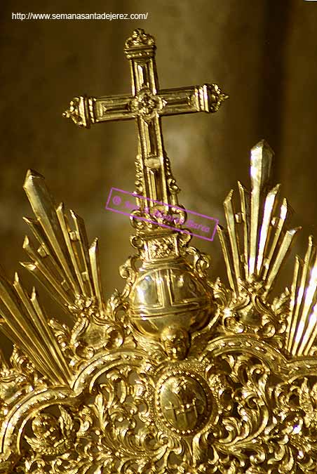 Cruz que remata la aureola de María Santísima del Perpetuo Socorro