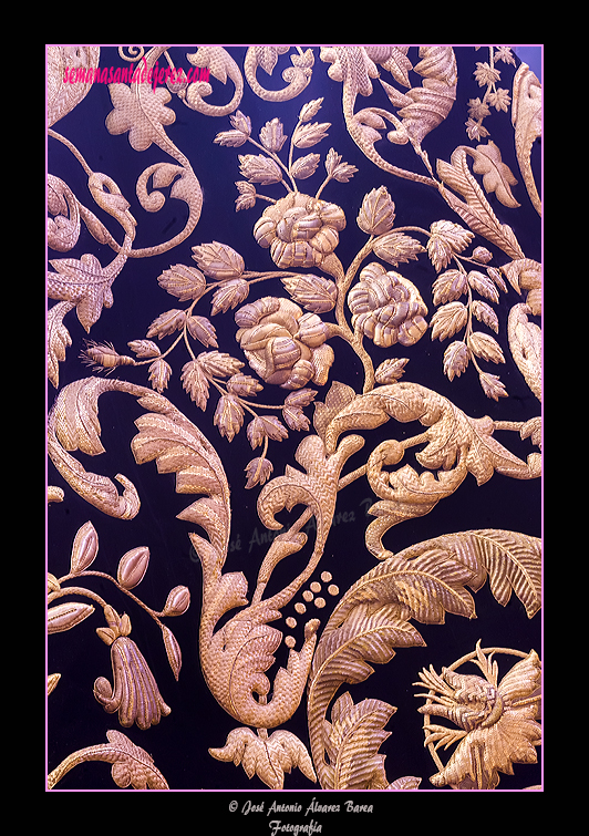 Detalle de los bordados del manto de salida de Nuestra Señora de la Piedad