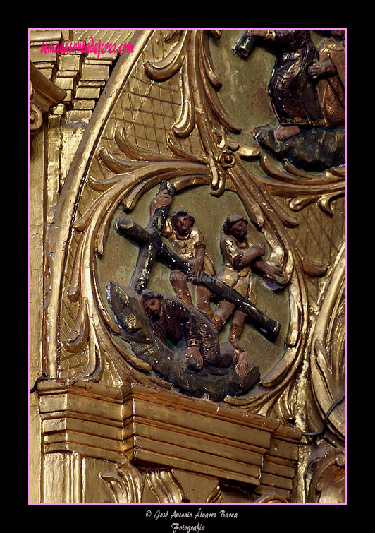 Medallón representado una Estación del Via-Crucis (Retablo Mayor de la Real Capilla del Calvario)