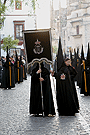 Nazareno portando el Primer Estandarte de la Hermandad del Santo Entierro