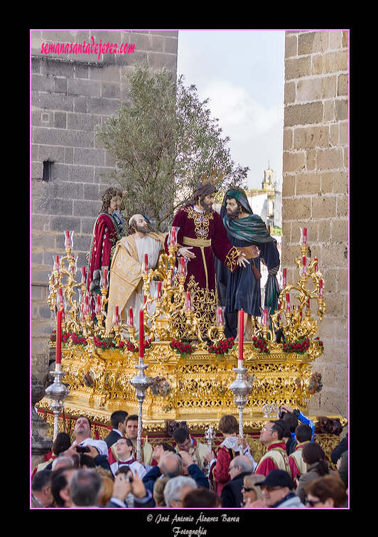 Traslado desde la Santa Iglesia Catedral, donde tuvo que refugiarse por la lluvia, a su Templo del Paso de Misterio del Santísimo Cristo de la Clemencia en la Traición de Judas en la mañana del Jueves Santo, 28 de marzo de 2013