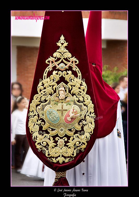 Nazareno portando el Estandarte de la Hermandad de la Paz de Fátima