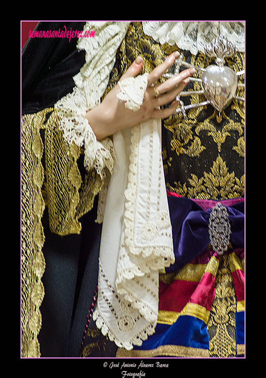 Pañuelo en la mano de Angustia de María, Madre de la Iglesia