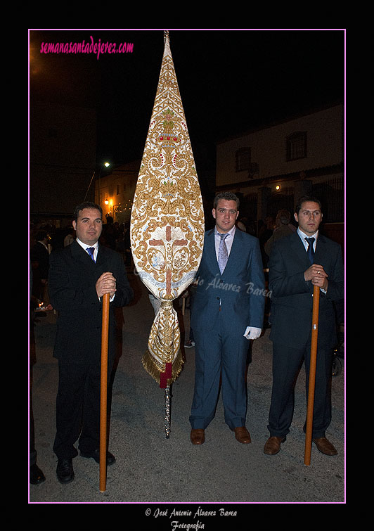 Presidencia del Estandarte de la Agrupación Parroquial de la Aparición de Jesús Resucitado a María Magdalena en la procesión de la Agrupación de Nuestro Padre Jesús de la Salud