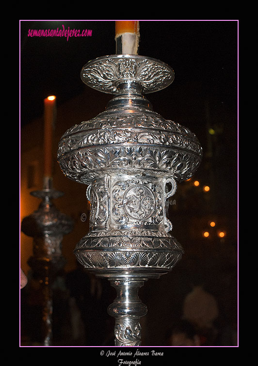 Cirial del cortejo del Paso de Misterio de la Agrupación Parroquial de Nuestro Padre Jesús de la Salud