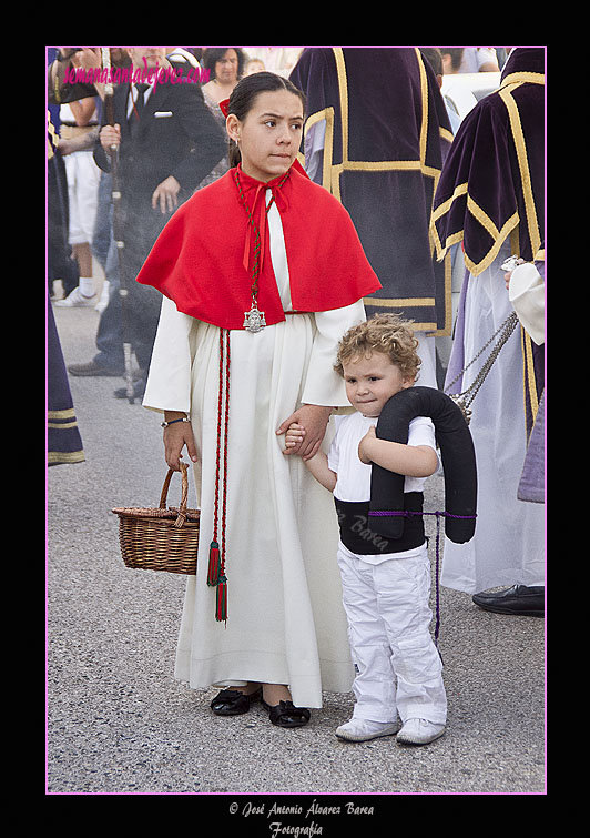 Acólito y pequeño costalero de la Agrupación Parroquial de Nuestro Padre Jesús de la Salud