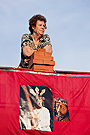Vecina observando el paso de la Agrupación Parroquial de Nuestro Padre Jesús de la Salud