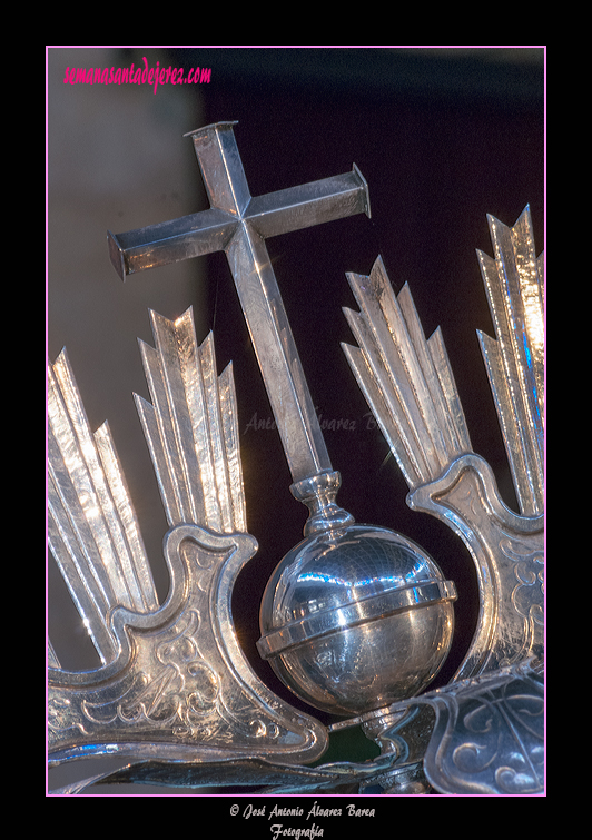 Cruz que remata la corona de Nuestra Señora Reina de los Ángeles