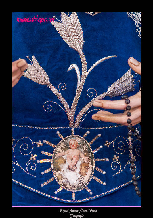 Detalle de los bordados de la saya de Nuestra Señora Reina de los Ángeles 