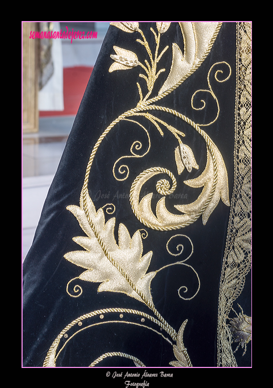 Detalle de los bordados del manto de Nuestra Señora Reina de los Ángeles