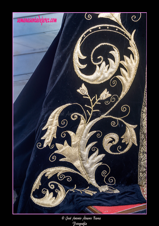 Detalle de los bordados del manto de Nuestra Señora Reina de los Ángeles