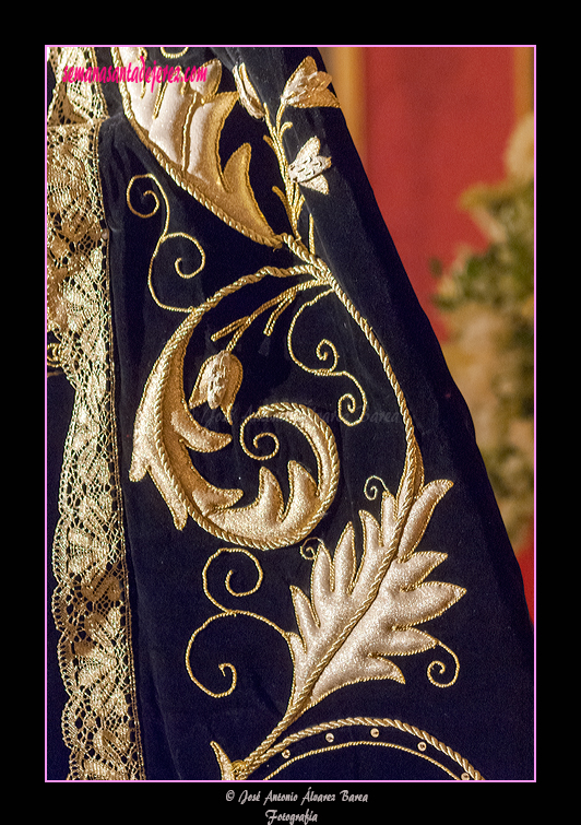 Detalle de los bordados del manto de Nuestra Señora Reina de los Ángeles