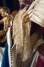 Pañuelo en la mano de Nuestra Señora Reina de los Ángeles