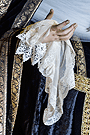 Pañuelo en la mano de Nuestra Señora Reina de los Ángeles
