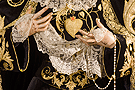 Pañuelo en la mano de Nuestra Señora Reina de los Ángeles