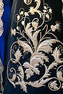 Detalle de los bordados de la saya de Nuestra Señora Reina de los Ángeles