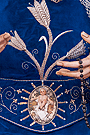 Detalle de los bordados de la saya de Nuestra Señora Reina de los Ángeles