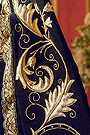 Detalle de los bordados del manto de Nuestra Señora Reina de los Ángeles