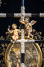 Detalle del crucero de la cruz de guía de la Hermandad de la Sagrada Mortaja