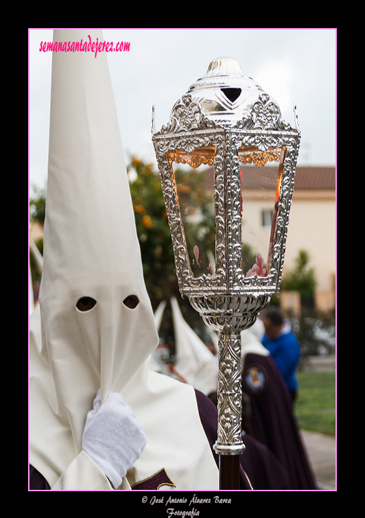 Nazareno con farol que acompaña a la Cruz de Guía de la Hermandad de la Entrega