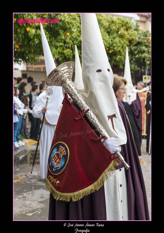 Nazareno con bocina de la Hermandad de la Entrega