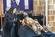 Besapiés del Santísimo Cristo Yacente (Iglesia Mayor Prioral) (El Puerto de Santa María (Cádiz). 2 de noviembre de 2013