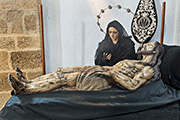 Besapiés del Santísimo Cristo Yacente (Iglesia Mayor Prioral) (El Puerto de Santa María (Cádiz). 2 de noviembre de 2013