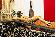 Besapiés del Santísimo Cristo Yacente (Iglesia Mayor Prioral) (El Puerto de Santa María (Cádiz). 2 de noviembre de 2013