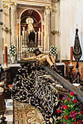 Besapiés del Santísimo Cristo Yacente (Iglesia Mayor Prioral) (El Puerto de Santa María (Cádiz). 2 de noviembre de 2013