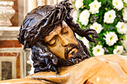 Besapiés del Santísimo Cristo Yacente (Iglesia Mayor Prioral) (El Puerto de Santa María (Cádiz). 2 de noviembre de 2013