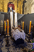Besapiés del Santísimo Cristo Yacente (Iglesia Mayor Prioral) (El Puerto de Santa María (Cádiz). 16 de marzo de 2014