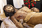 Besapiés del Santísimo Cristo Yacente (Iglesia Mayor Prioral) (El Puerto de Santa María (Cádiz). 16 de marzo de 2014