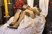 Besapiés del Santísimo Cristo Yacente (Iglesia Mayor Prioral) (El Puerto de Santa María (Cádiz). 16 de marzo de 2014