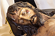Besapiés del Santísimo Cristo Yacente (Iglesia Mayor Prioral) (El Puerto de Santa María (Cádiz). 16 de marzo de 2014