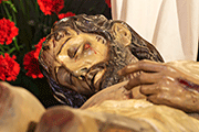 Besapiés del Santísimo Cristo Yacente (Iglesia Mayor Prioral) (El Puerto de Santa María (Cádiz). 16 de marzo de 2014