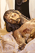 Besapiés del Santísimo Cristo Yacente (Iglesia Mayor Prioral) (El Puerto de Santa María (Cádiz). 16 de marzo de 2014