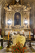 Besapiés del Santísimo Cristo Yacente (Iglesia Mayor Prioral) (El Puerto de Santa María (Cádiz). 2 de noviembre de 2013