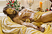 Besapiés del Santísimo Cristo Yacente (Iglesia Mayor Prioral) (El Puerto de Santa María (Cádiz). 2 de noviembre de 2013